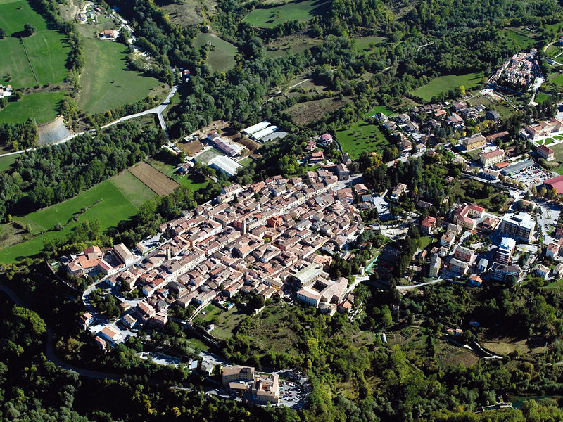Amatrice鸟瞰视图在地震前的。图像通过：appenninico.it