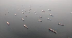 货物在新加坡海岸附近的海上船。迈克尔·皮奇（Michael Petch）的照片。