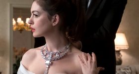 安娜·海瑟薇（达芙妮·克鲁格饰）在《海洋8号》中戴着卡地亚钻石项链。Barry Wetcher摄©2018华纳兄弟娱乐公司。