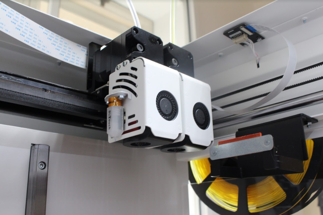 打印机的IDEX组件。由3D打印行业拍摄。