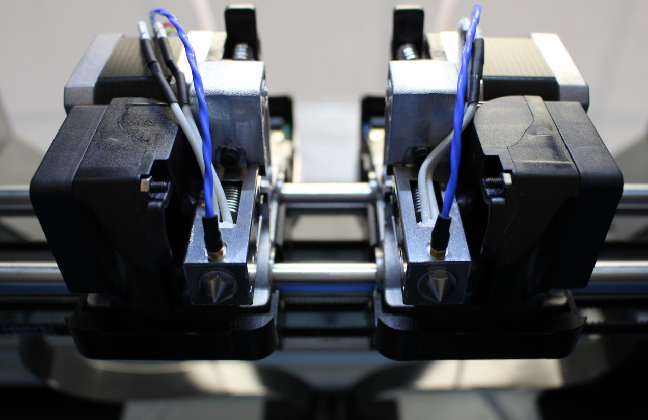 新的V2 IDEX挤出机。由3D打印行业摄。