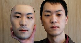 现年30岁的Shuhei Okawara拿着自己的面具。通过Shuhei Okawara的照片。