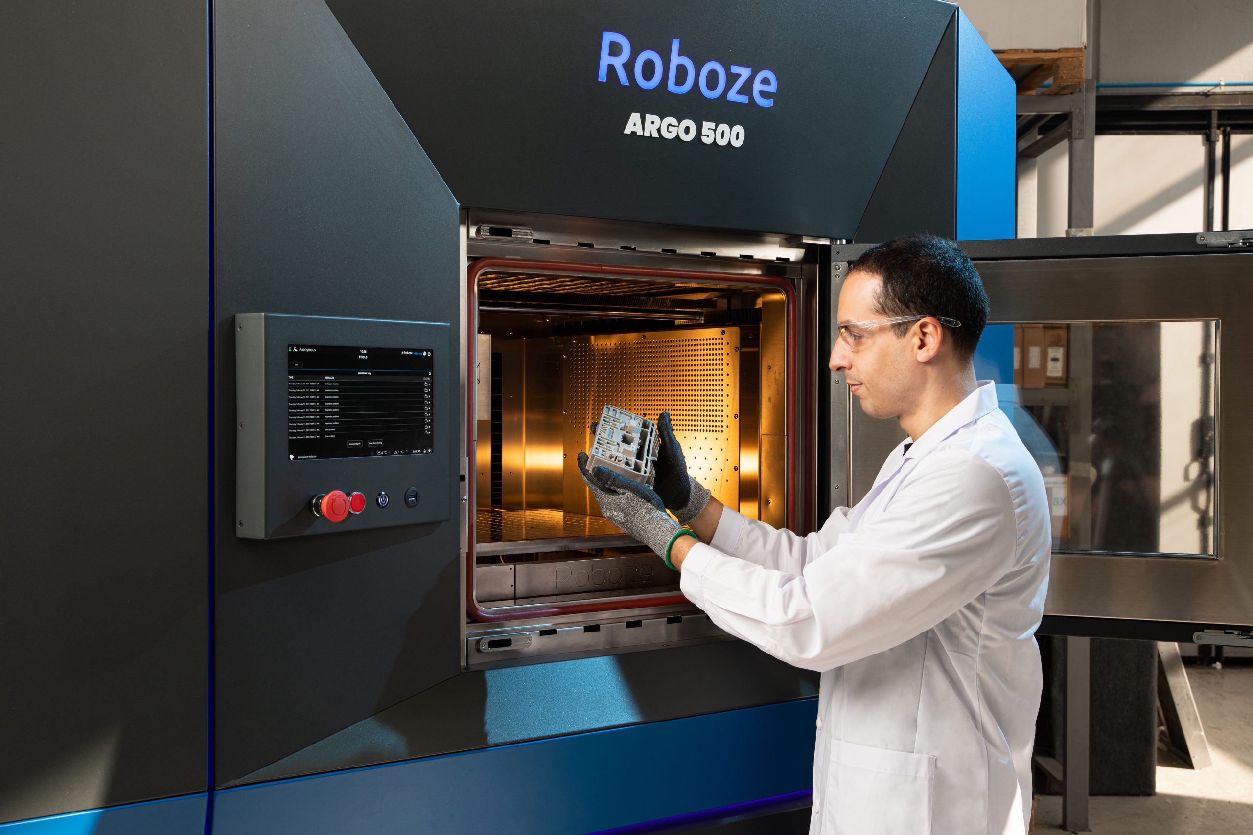 使用Roboze的Argo 500 3D打印机的工程师。