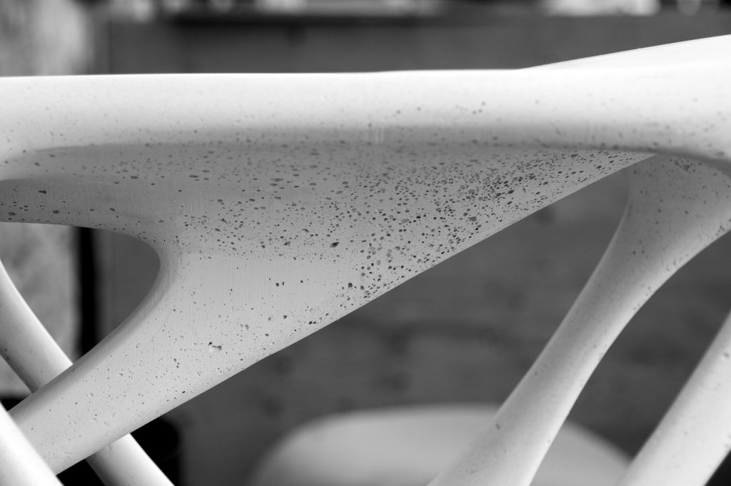 桌子的底面具有混凝土的气泡。通过Slicelab的照片。