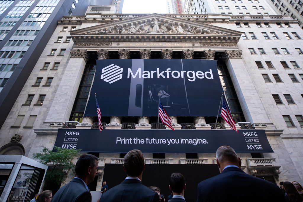 交易员抬头看着纽约证券交易所外的标记标志。