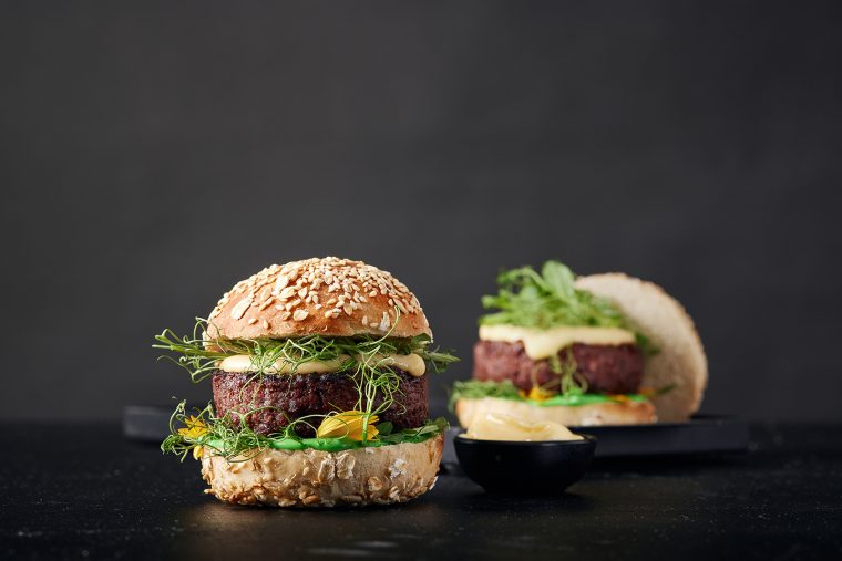 重新定义汉堡——据说是世界上第一个3D printed premium restaurant-style burger, packing 170 grams of New-Meat. Photo via Redefine Meat.