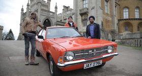 大揭露后，汽车SOS电视节目主持人（左和中心）和福特·科蒂娜·马克三世（Ford Cortina Mark III）的所有者鲍比·辛格（Bobby Singh）（右）。通过汽车SOS摄影。