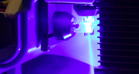 一个3D打印的鸡肉样本被蓝色激光烧制。照片通过乔纳森·布卢廷格/哥伦比亚工程公司拍摄。