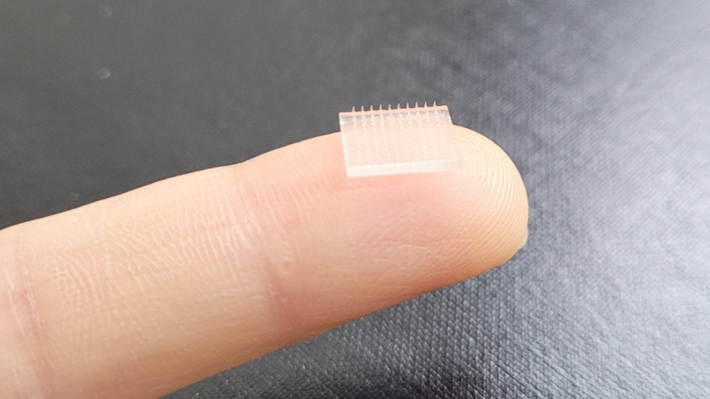 斯坦福大学和北卡罗来纳大学的科学家使用3D打印技术制造出一种微针疫苗贴片。通过UNC照片。
