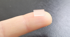 斯坦福大学和北卡罗来纳大学的科学家们利用3D打印技术制造了一种微型针头疫苗贴片。通过UNC照片。