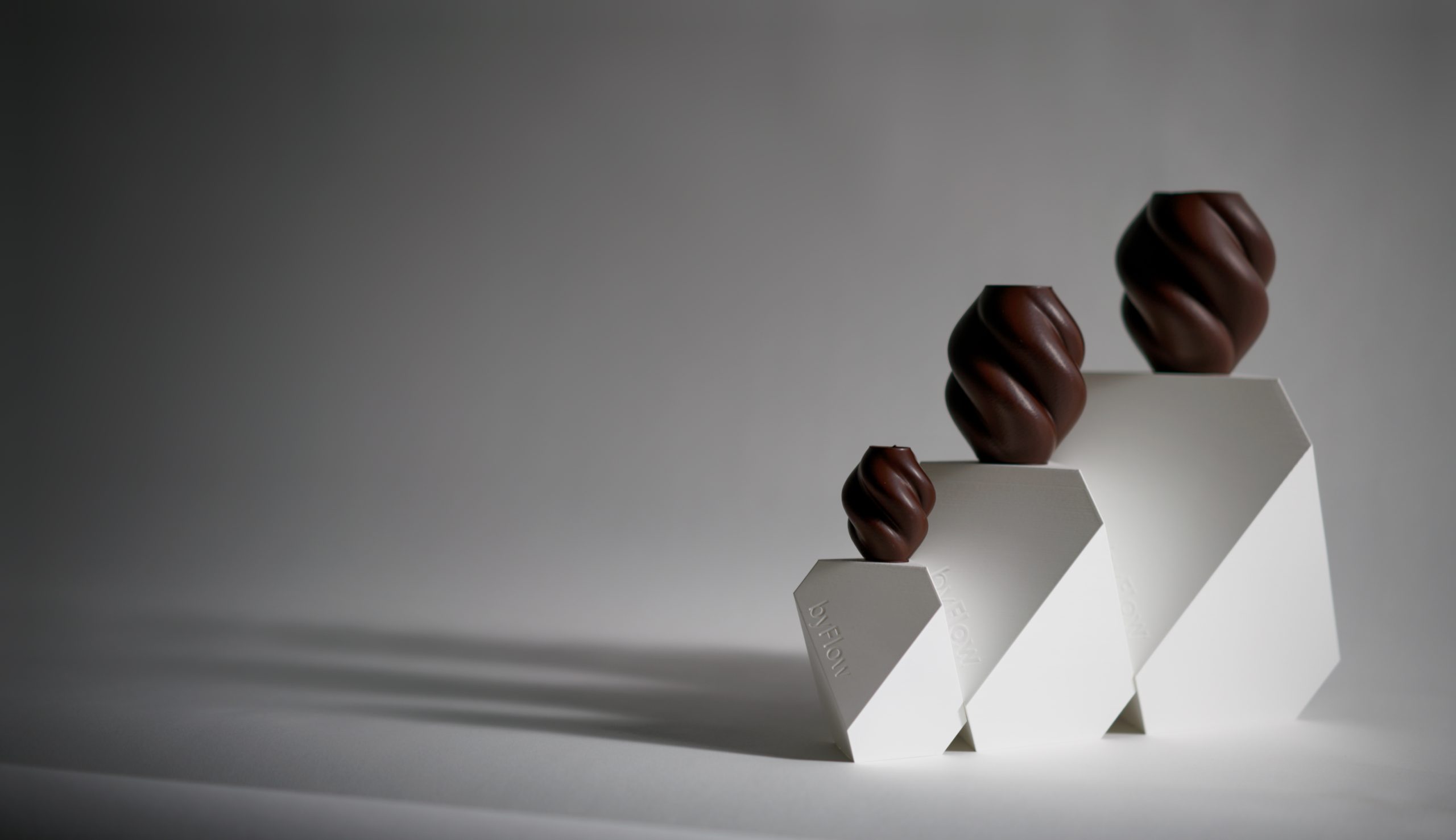 3D打印的巧克力螺旋花瓶。通过Byflow的照片。