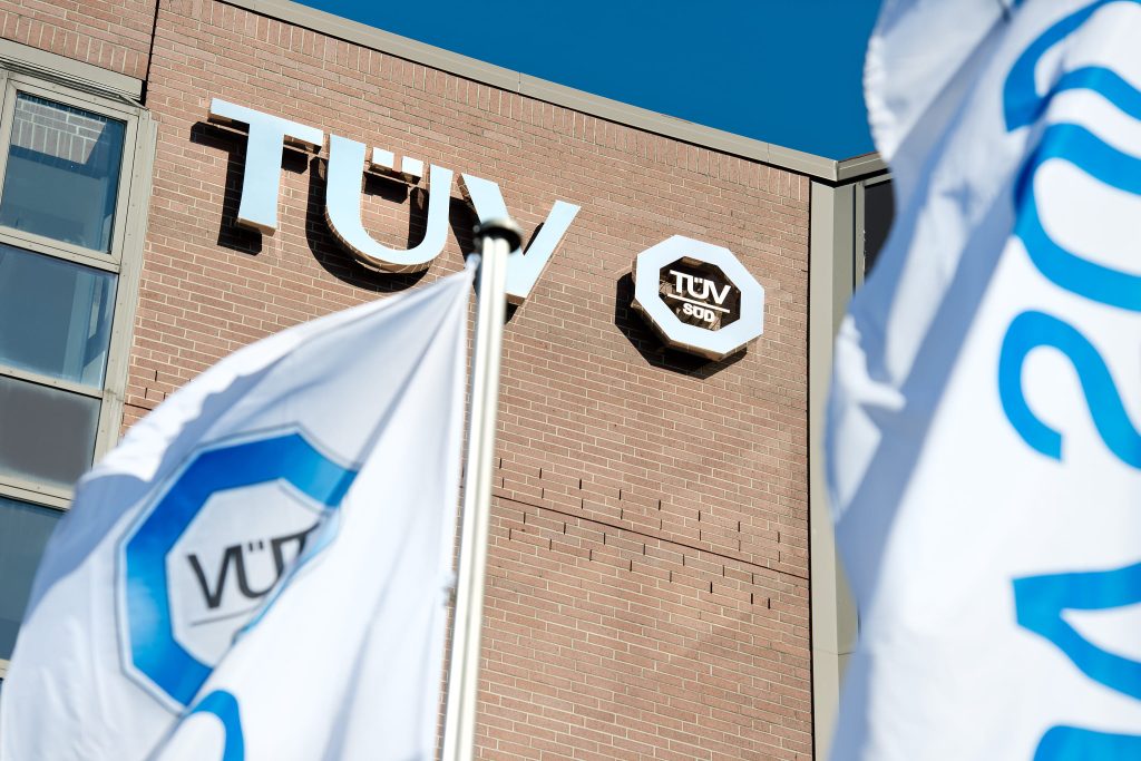 TÜV SÜD提供各种各样的服务，包括培训、审计、认证、咨询服务和报告。