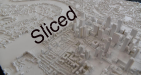 伦敦最大的3D印刷模型上的切片徽标。通过偶然照片。