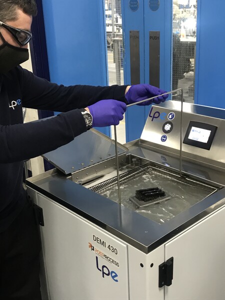 这DEMI 430 will make LPE the first company within Northern Ireland to have an automated 3D post-printing solution in place. Photo via PostProcess.
