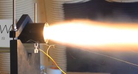 X-Bow测试其一个固体燃油火箭发动机。照片通过X-Bow。