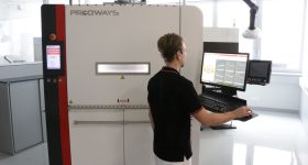 使用Prodways Promaker P1000 3D打印机的工程师。通过Prodways的照片。