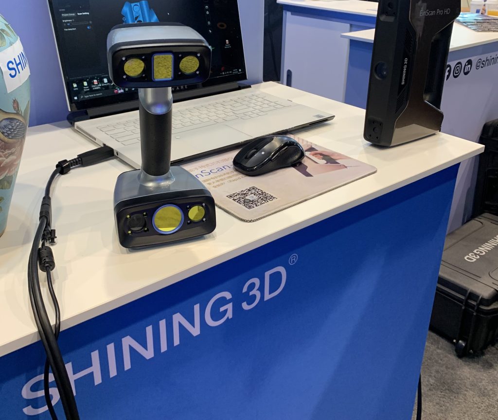 Shining 3D的Einscan HX和Einscan Pro HD 3D扫描仪，必威APP精装版在IMT 2022上。PaulHanaphy摄影。