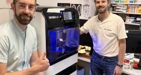 年代amuel Guigo (left), radiology and 3D printing technician at CHU de Brest with Stratasys J5 MediJet 3D printer. Image via Stratasys.