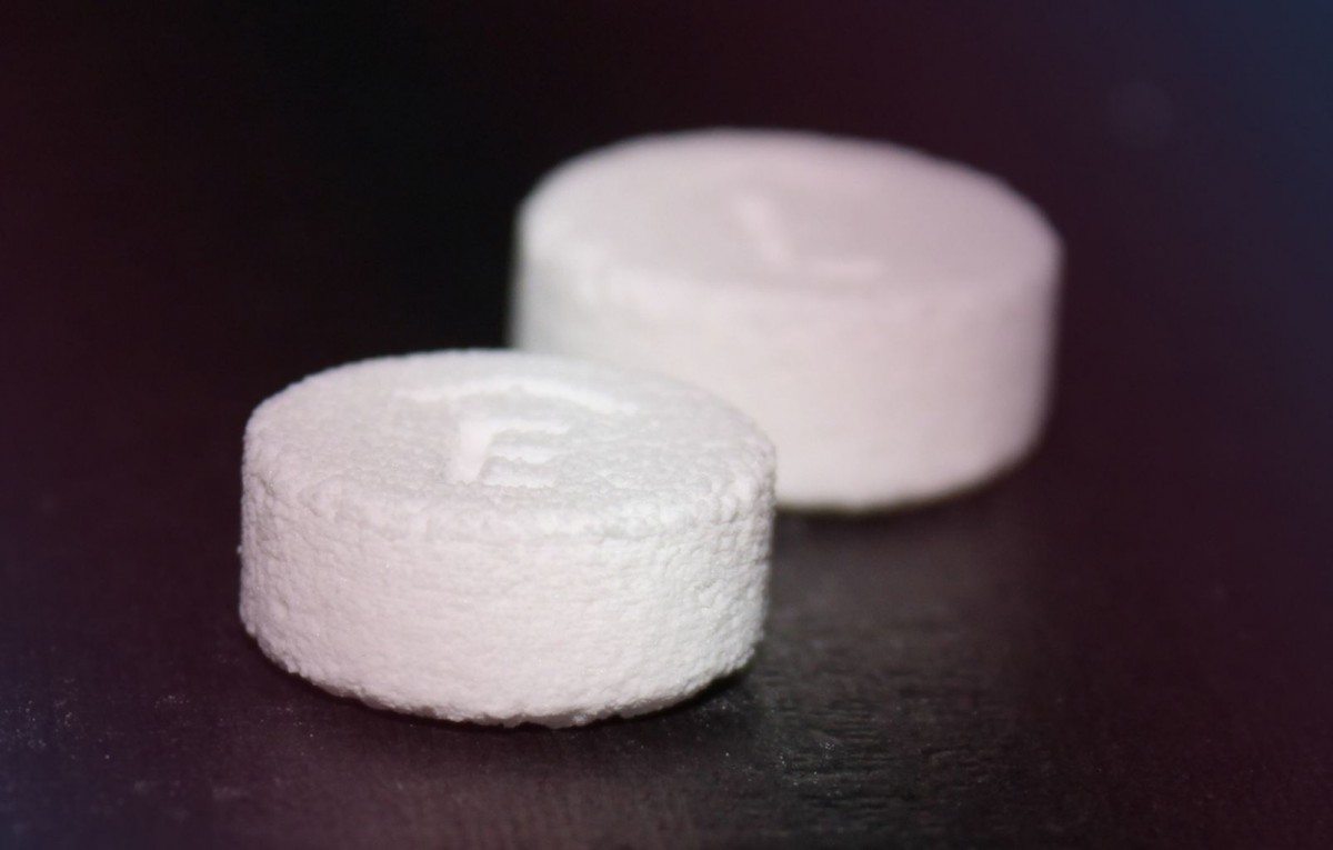 全球FDA批准的3D印刷药物Spritam由Aprecia Pharmaceuticals销售。3D印刷的药丸用于治疗癫痫发作的发作，其孔隙率高于交易的同等产品，这意味着它们在体内溶解和起作用更快。通过Aprecia的照片