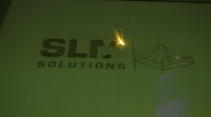 SLM解决方案LOGO在激光下。照片由michael petch。
