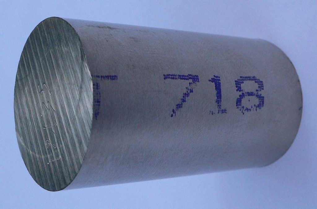 一块Inconel 718“ Superalloys”，由于其高温阻力而革命性的燃气轮机发动机。照片通过：Wikipedia用户Ascaron