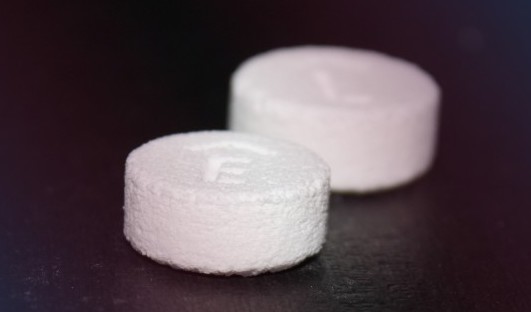 Spiritam，世界上第一种FDA批准的3D打印药物。通过Aprecia拍摄。