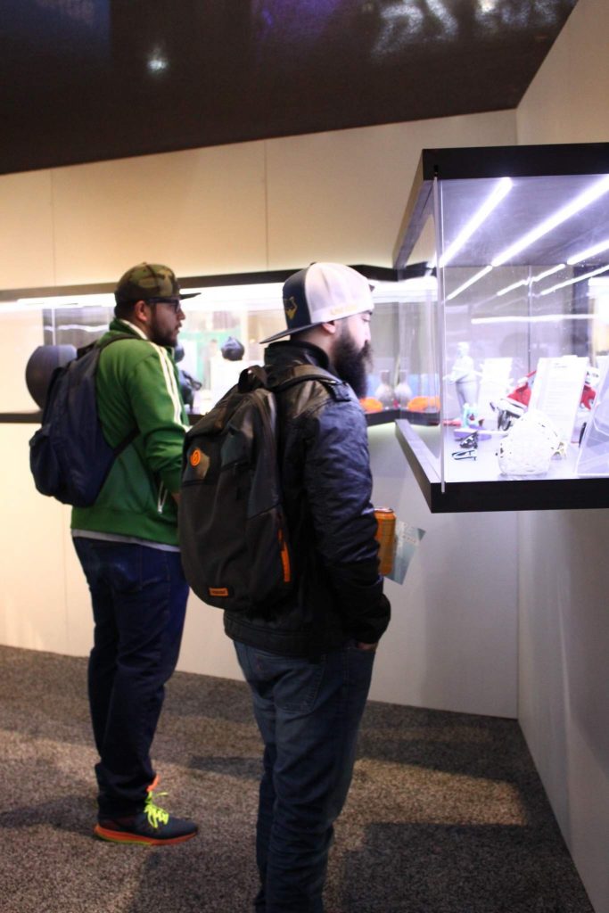 CES的DWS展位的访问者欣赏3D印刷品。