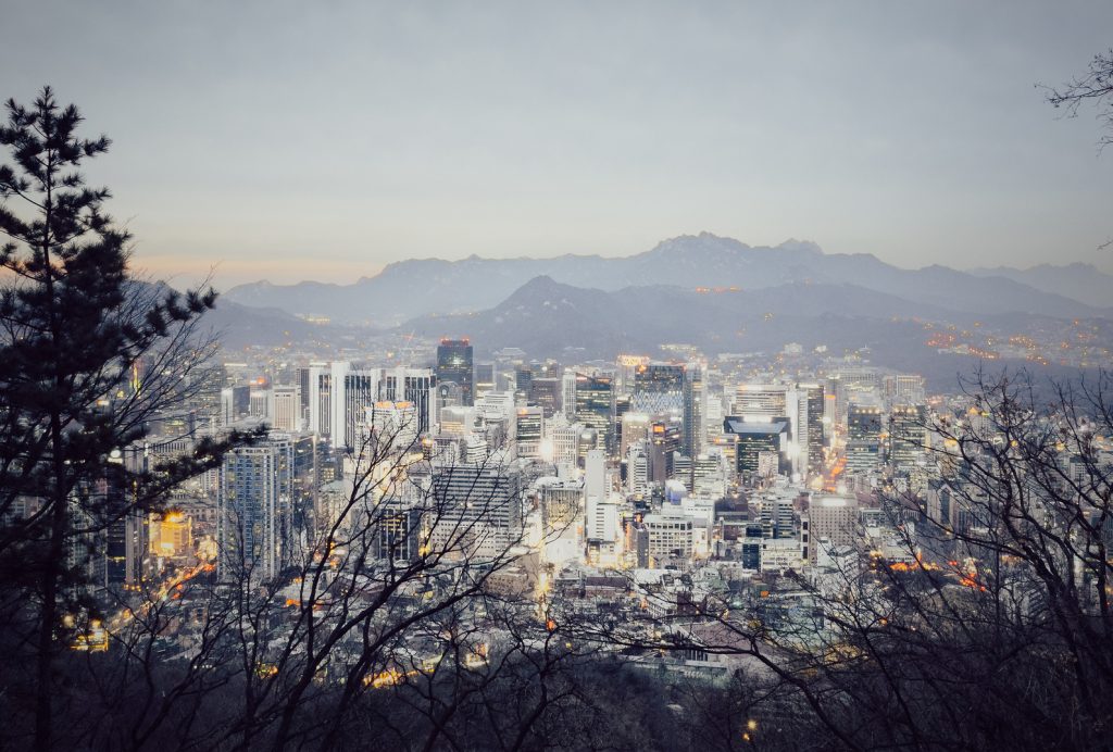 韩国首都首尔的中央区，从南桑山（Mt. Namsan）看。Zuk0摄于Flickr