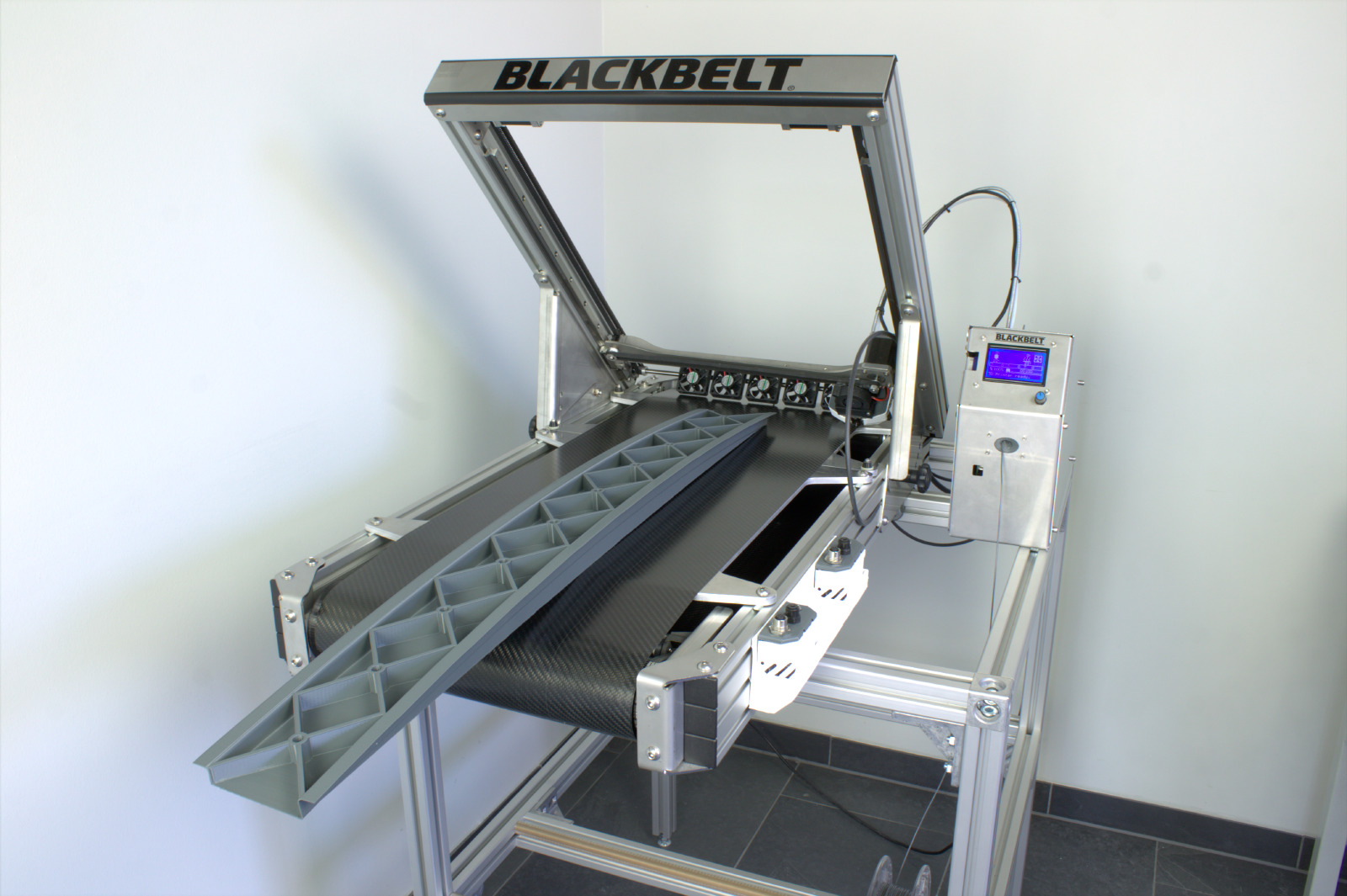 黑带显示3D打印零件的尺寸，而不需要辊道。通过度Blackbelt照片。