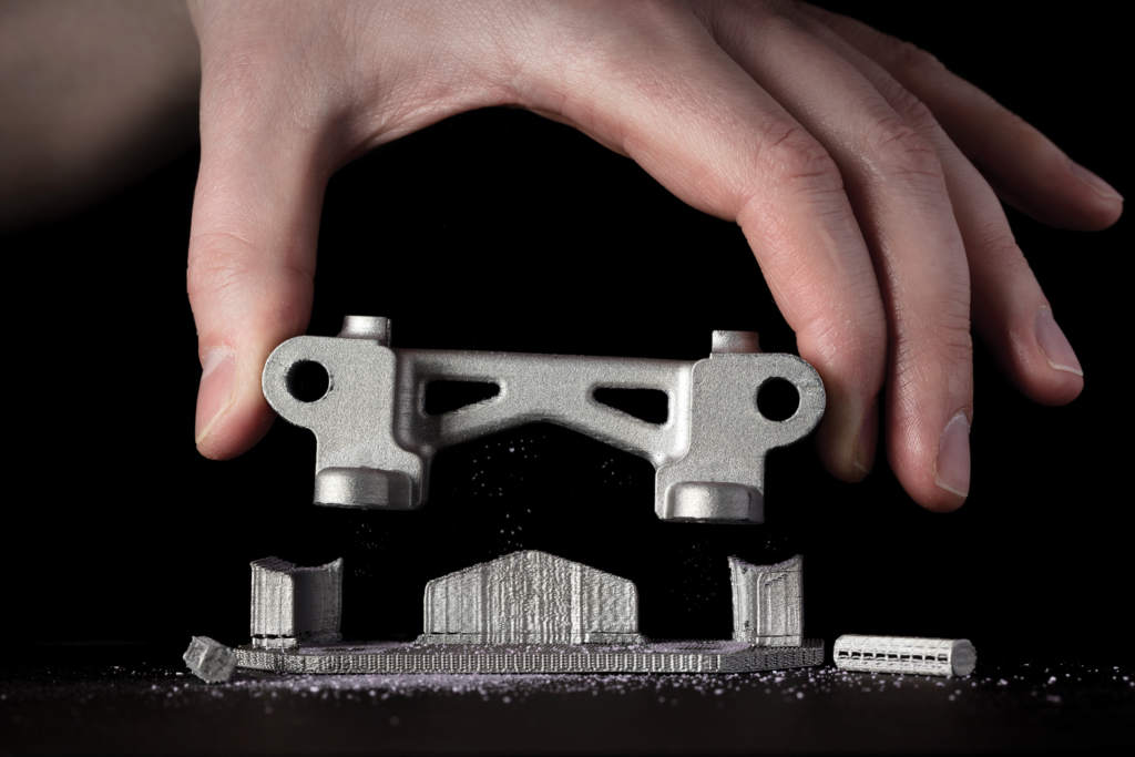 桌面金属3D打印的支撑手工移除。通过桌面金属照片