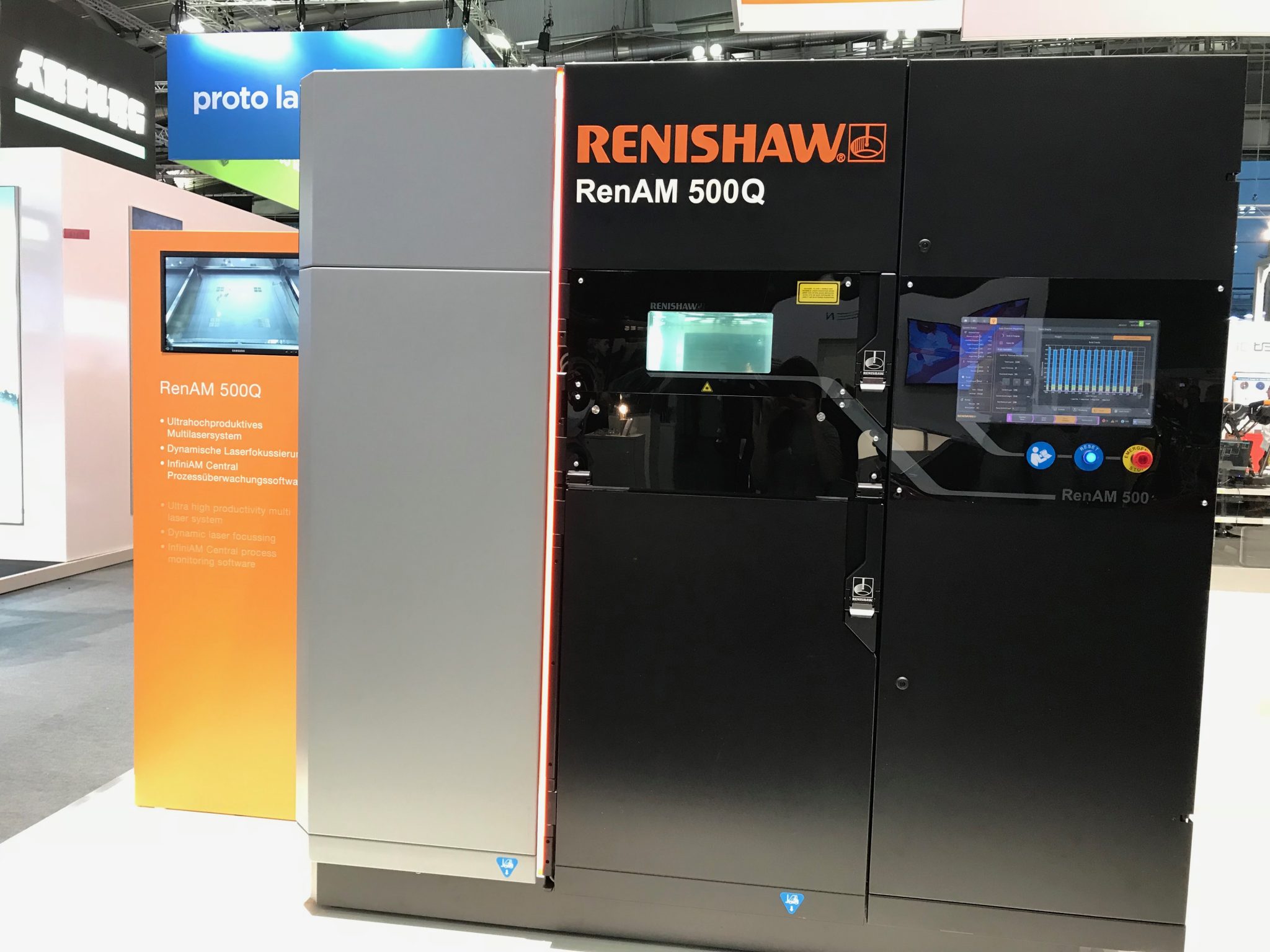 Rename 500Q站在2017年formnext的Renishaw展位角落。Beau Jackson为3D打印行业拍摄的照片