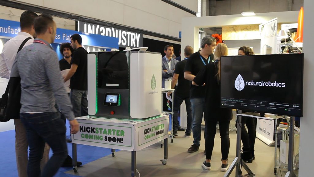 2017年巴塞罗那IN(3D)USTRY展会上的VIT桌面SLS机器。图片来自Natural Robotics