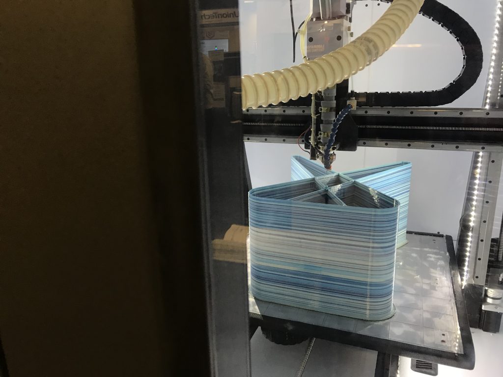 在2018年RAPID+TCT大会上，在Titan Robotics随附的地图册内打印颗粒挤压。博·杰克逊摄