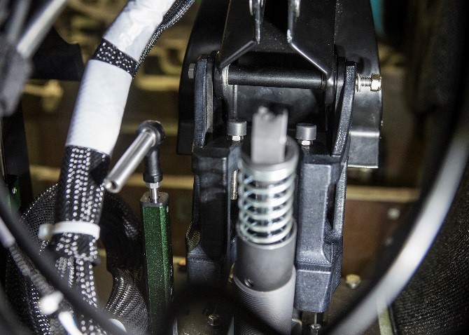 最终用途生产部分的一个例子：训练驾驶舱中的脚趾刹车停止支架。通过洛克希德·马丁（Lockheed Martin）的照片。