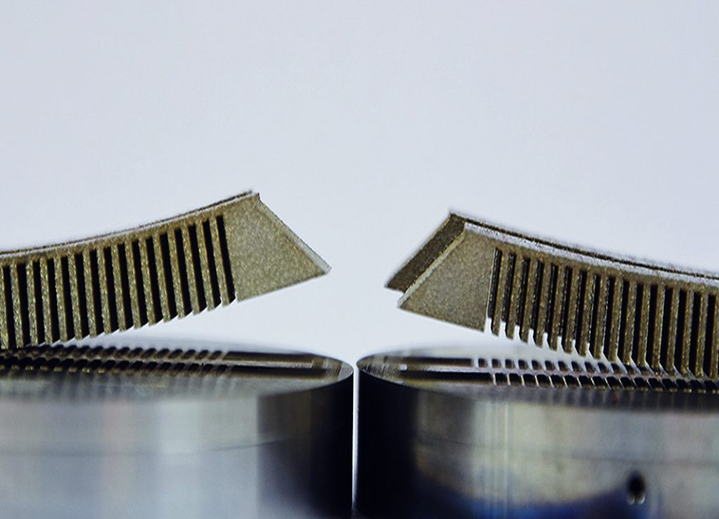 LPBF 3D打印的铬镍铁合金的变形仅从下面加热(左)，而相同的铬镍铁合金组件从上面和下面加热(右)。照片由Fraunhofer ILT提供