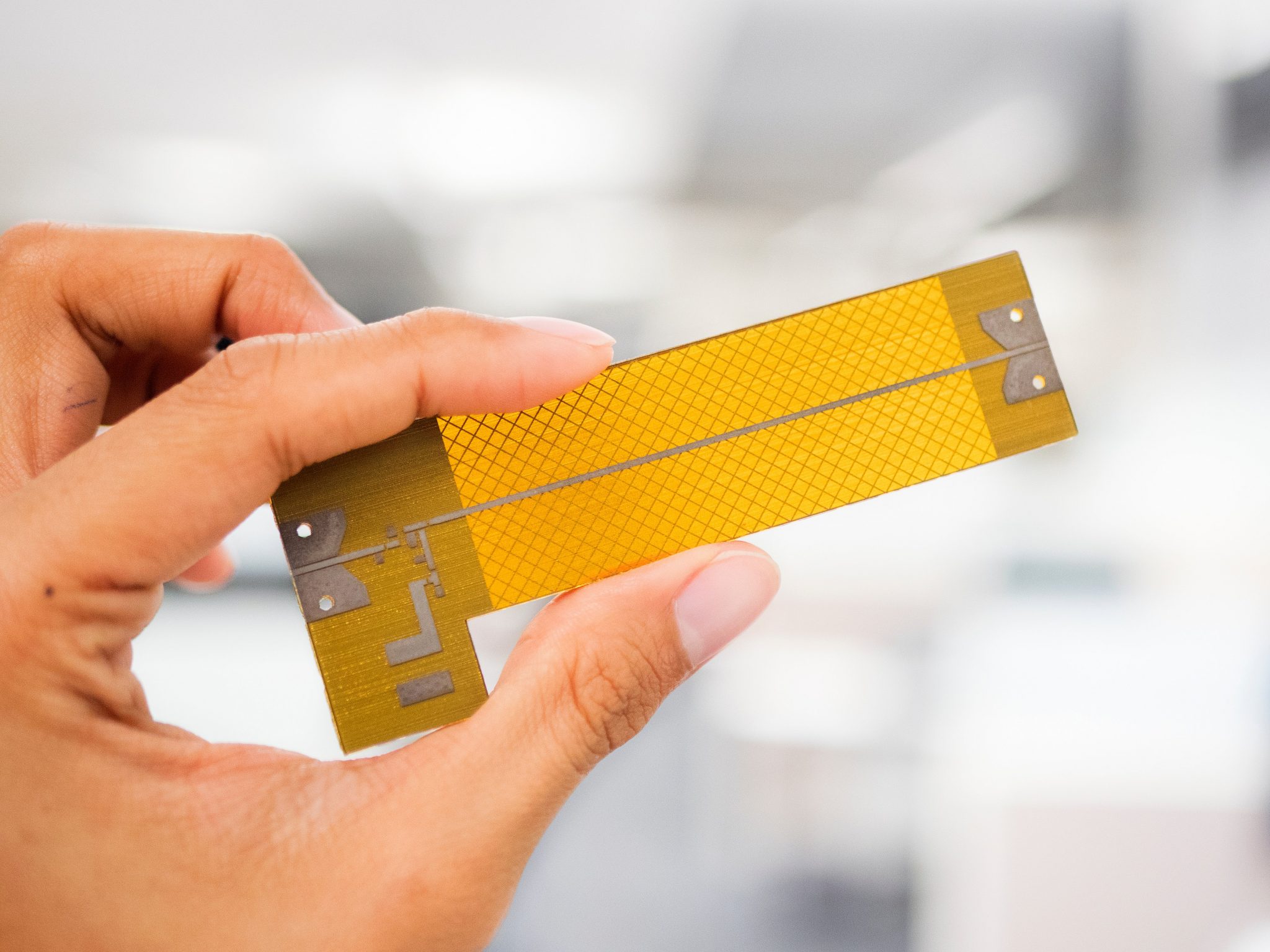 3D打印射频(RF)电路板。照片通过纳米尺寸。