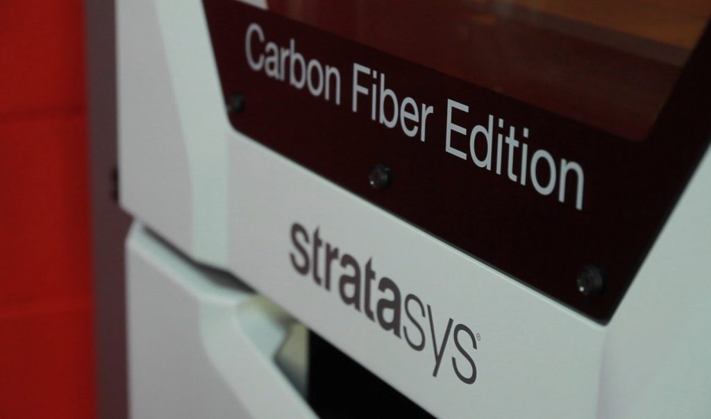 Stratasys Fortus 380mc碳纤维版的视图。通过系统的照片。