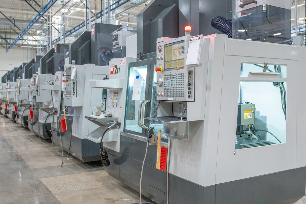 在明尼苏达州布鲁克林公园的Protolabs设施内的CNC机器。通过protolabs照片