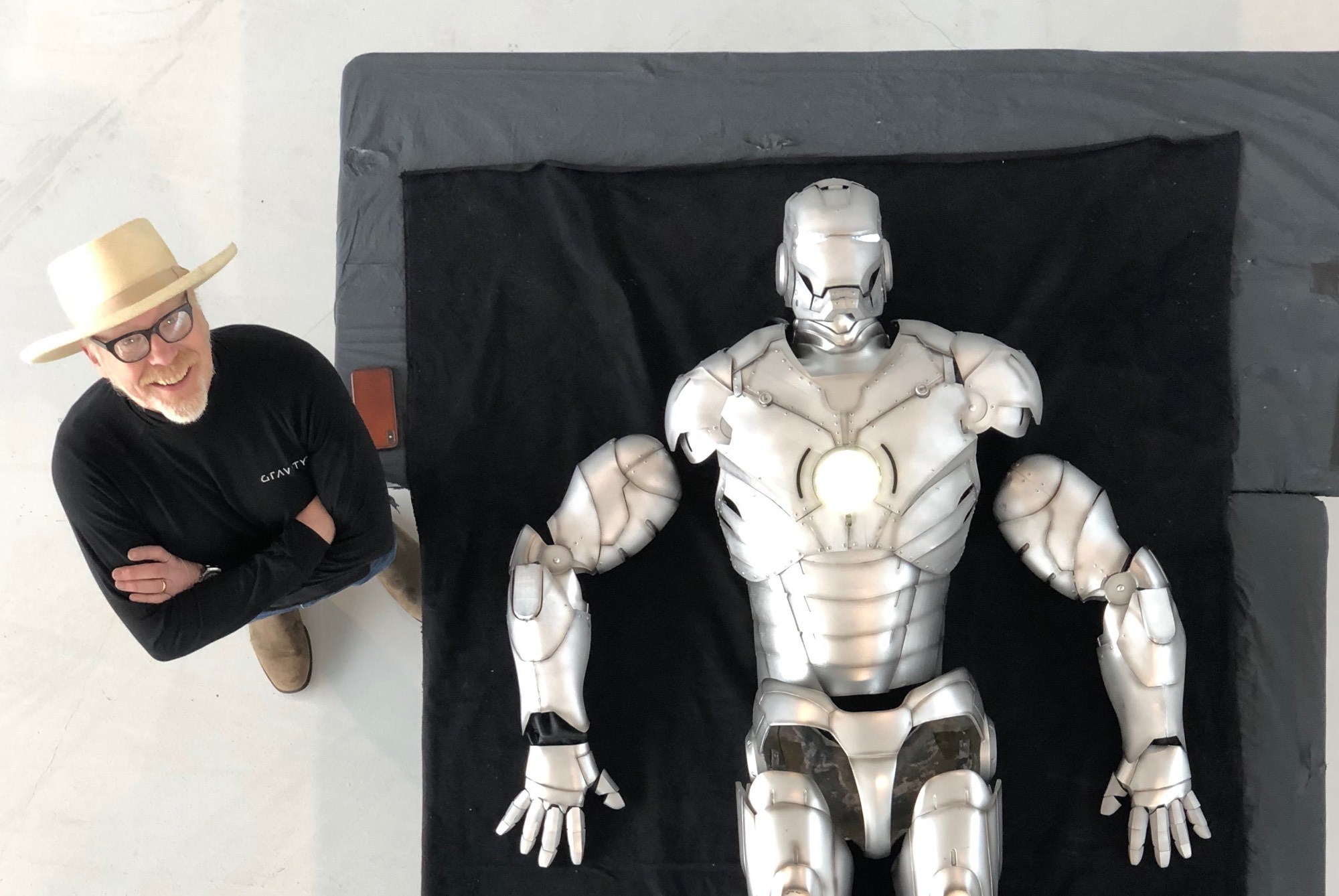 亚当·萨维奇（Adam Savage）站在组装的3D印刷钢铁套装旁边。通过亚当·萨维奇（Adam Savage）的照片