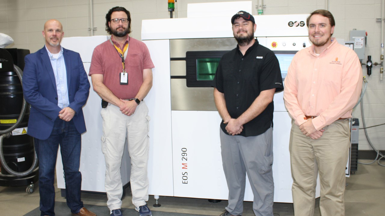 NCAME，Huntsville City Schools和EOS的团队成员共同在Grissom高中将该地区的第二次工业3D打印机在线。通过奥本大学的照片。