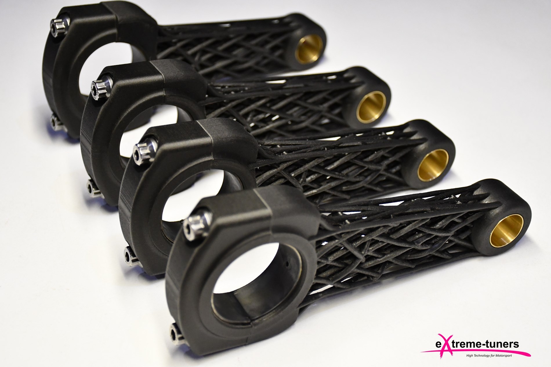 3D打印的碳复合连接杆。通过Extreme Tuners摄影。