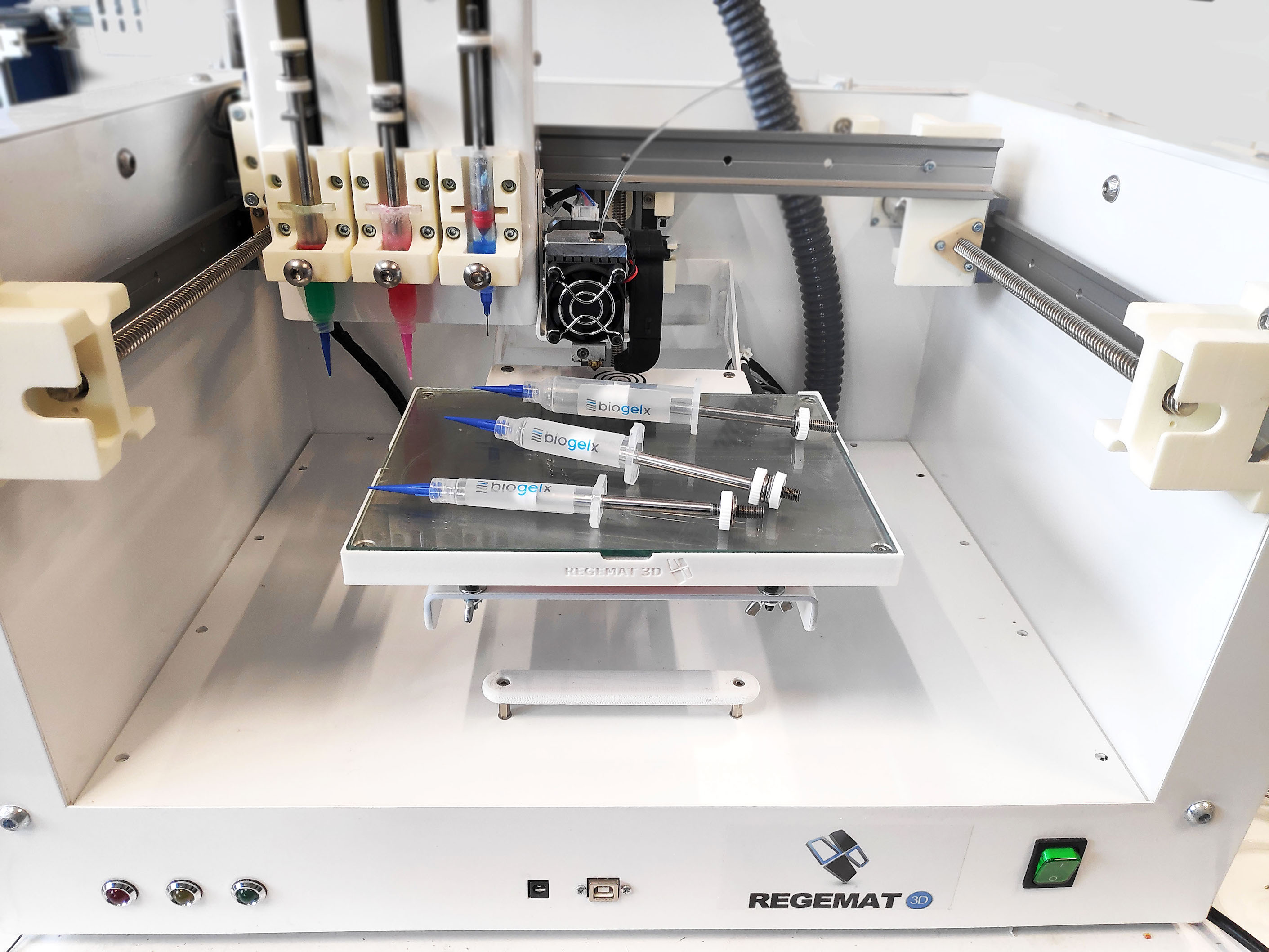 regeat 3D生物打印系统上的生物凝胶墨水。照片通过biogelx。