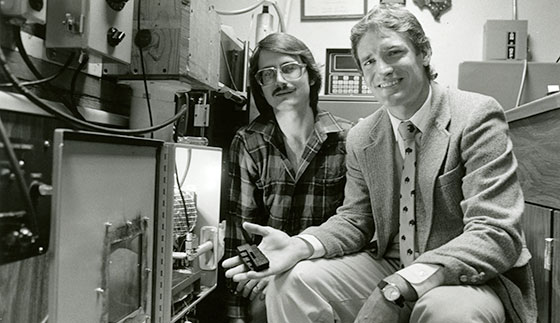 卡尔·r·迪卡德和乔·比曼博士发明了第一个SLS装置。照片由Ralph Barrera拍摄。