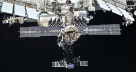 国际空间站的外部。照片通过Roscosmos/NASA/TTUHSC El Paso拍摄。