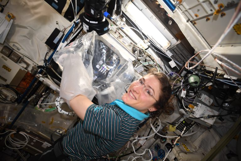 宇航员克里斯蒂娜·科赫（Christina Koch）在国际空间站上使用BFF。通过NASA照片。
