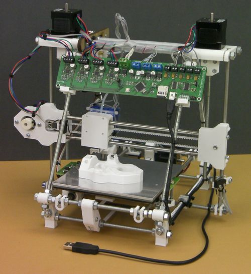 RepRap项目围绕着自我建造的DIY 3D打印机展开。通过RepRap照片。