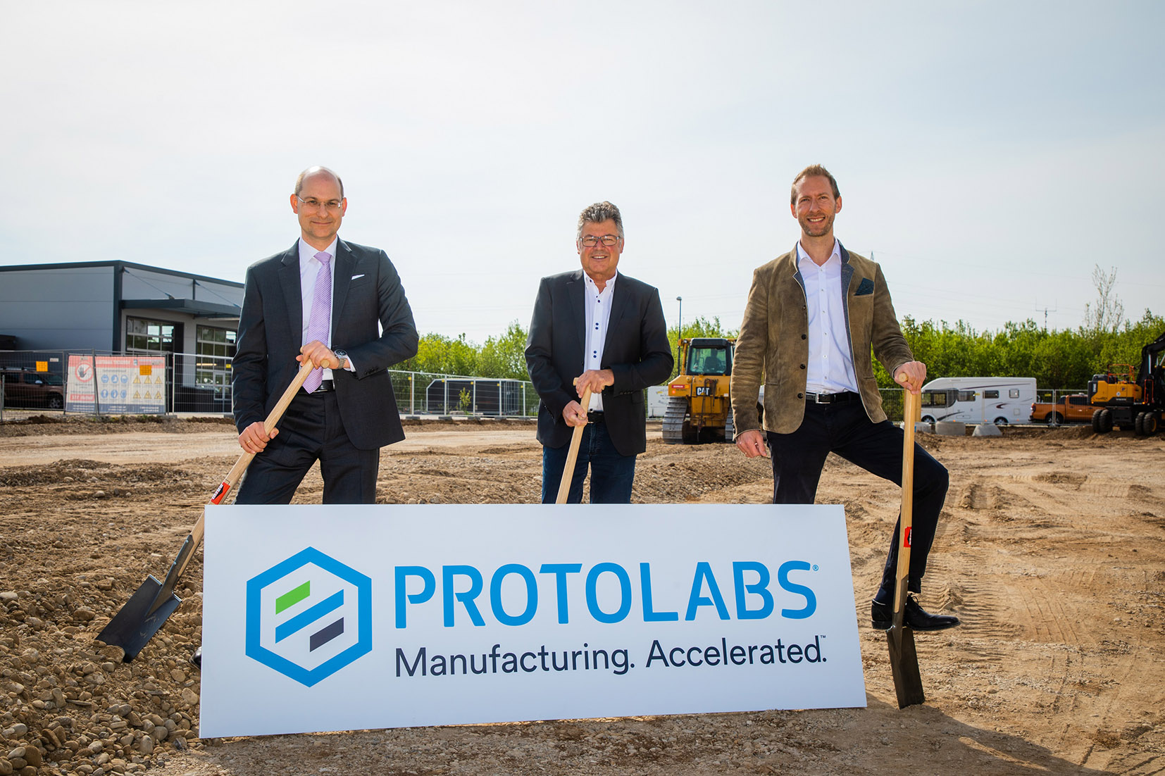 特色的图像显示在Protolabs的新站点（左起）Michael Meier（Protolabs），Edwin Klostermeier（Putzbrunn市长）和Daniel Cohn（Protolabs）进行了特色。通过protolabs照片。