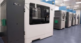 Marchesini Group的3D打印设施，配备12个工业级Stratasys 3D打印机。通过Stratasys的照片。