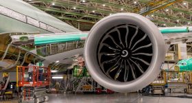 GE航空还使用3D打印来生产飞机零件，包括波音的777倍的喷气发动机（如图）。照片通过波音。