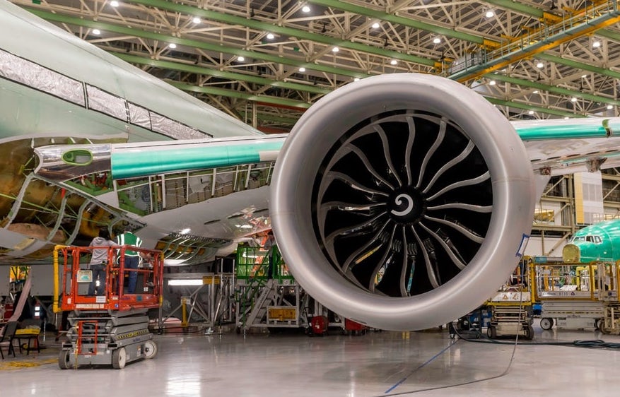 通用航空公司也使用3D打印技术生产飞机部件，包括波音的777x喷气发动机(如图)。通过波音的照片。